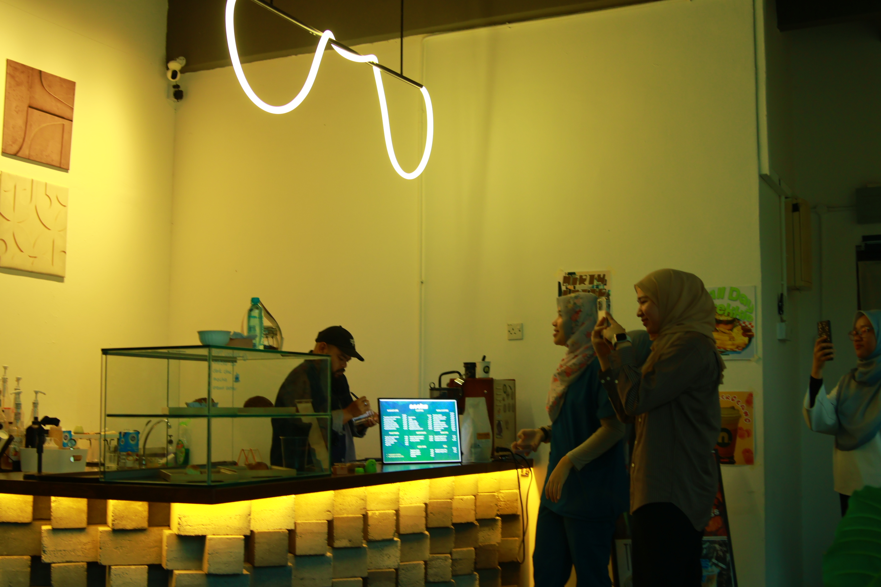 Preparing a drink with fresh milk